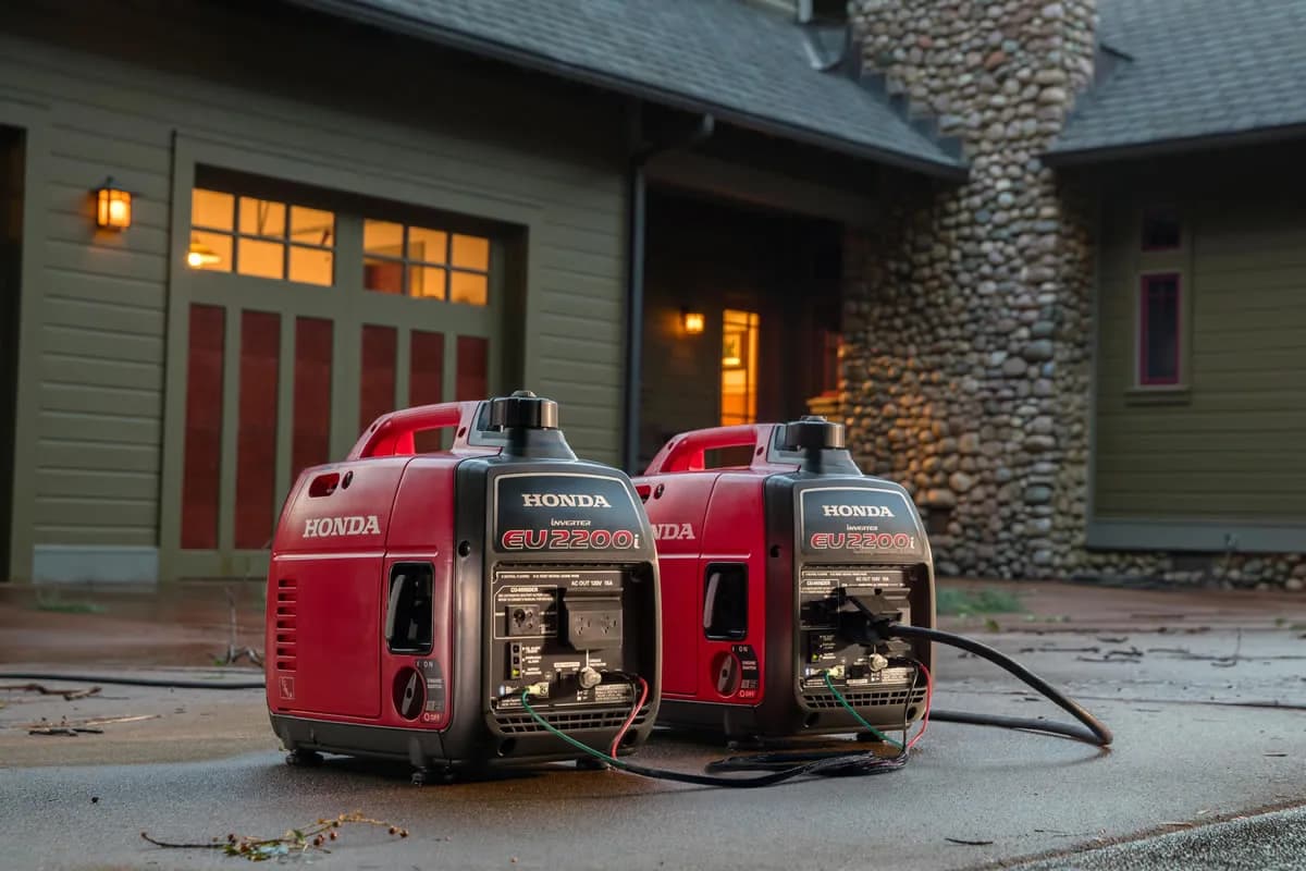 Honda EU2200i with CO-MINDER running outdoors for home backup power